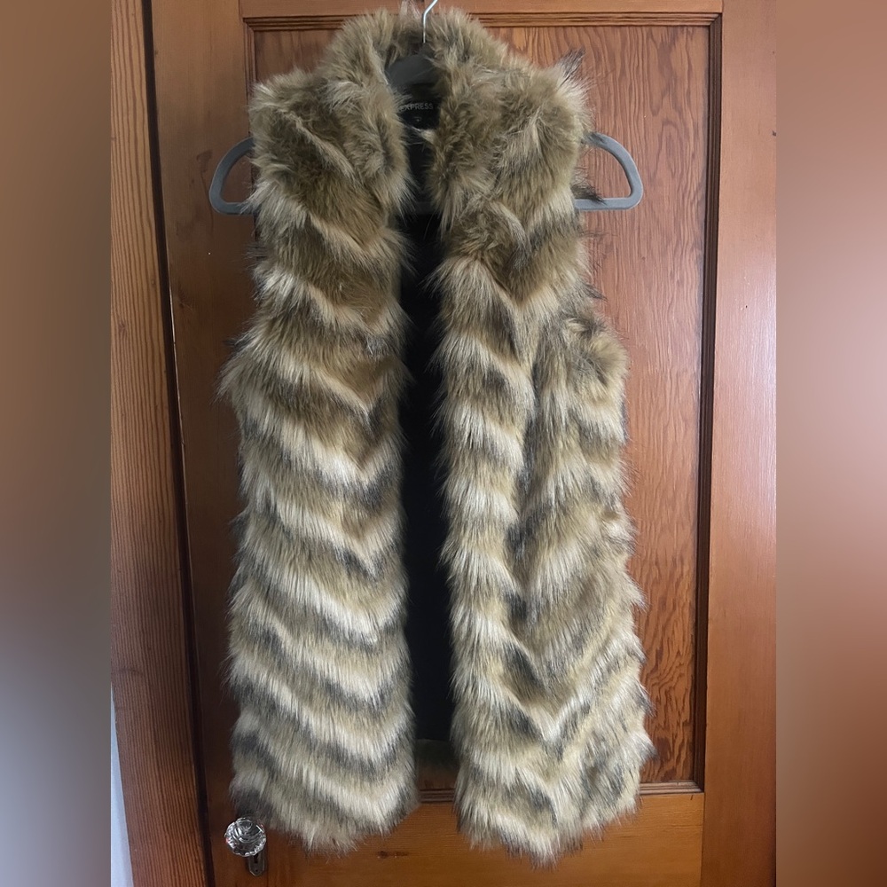 Faux Fur Vest 
Thigh length